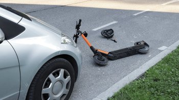 Працівниця ДПС збила дітей на самокаті