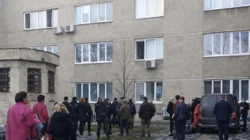 Матері підозрюваного у вбивстві військового ТЦК винесли вирок за напад на поліцейського