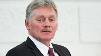 Дмітрій Пєсков дивиться вбік від камери