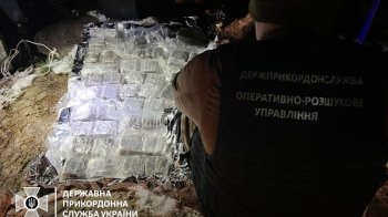 Контрабандисти спробували перекинути наркотики через кордон за допомогою дрона, фото Держприкордонслужби