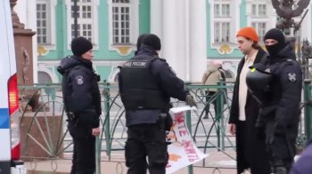 В Росії затримали пікетувальника з котом Леопольдом на плакаті