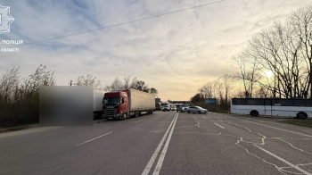 Через падіння електроопори на трасі поблизу Львова частково перекрили рух