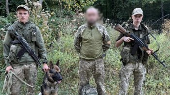 На Закарпатті причетний до кримінальних справ чоловік намагався втекти за кордон у формі військового