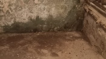 «Стоїть вода, стіни у жахливому стані»: львів’яни скаржаться на жахливий стан укриттів