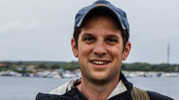 Арештованого в Росії американського журналіста тримають в нелюдських умовах