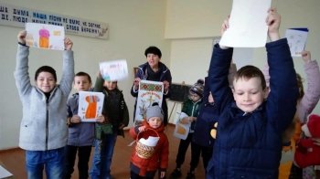 Вчителька-пенсіонерка проводить уроки адаптації для діток-переселенців на Львівщині