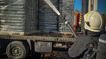 У Львові виникла пожежа у вантажівці з вугіллям