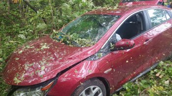 Застрягла поміж дерев: на Львівщині рятувальники діставали автівку з кювету