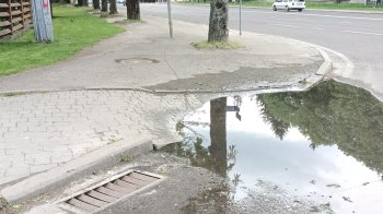 «Прохання зробити по-людськи»: львів’яни скаржаться на «вічну» калюжу на пішохідному переході на Стрийській