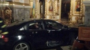 У Тернополі жінка в'їхала машиною у церкву: розтрощила плащаницю