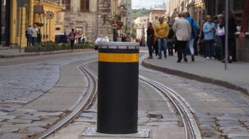 Львів: Lexus пошкодили болардом, суд стягнув 250 тис. грн