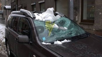 У Львові сніг, який впав із фасаду будинку, розтрощив авто (фото)