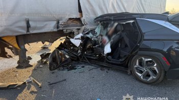 На об’їзній Золочева 31-річний водій Hyundai влетів у вантажівку: його госпіталізували