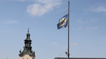 Приспущений штандарт Львова