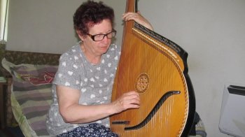 59 років грає на бандурі: вимушена переселенка з Миколаєва оселилася у Львові