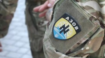 Чоловік у військовій формі стоїть