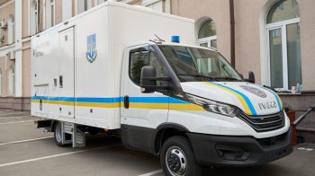 Франція передала Україні ще одну мобільну ДНК-лабораторію