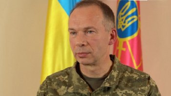 Сирський дивиться в камеру