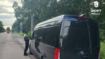 На трасі до кордону на Львівщині спіймали двох нелегальних перевізників на Mercedes