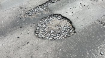 Львів’яни просять відремонтувати дорогу, на якій неодноразово в авто пробивались колеса