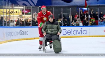 Шоу на льоду: Лукашенко на льодовій арені покатав в інвалідному візку зрадника із «ДНР»