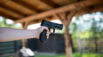 Через постріл з пістолета у дитину покарали матір підлітка з Шептицького