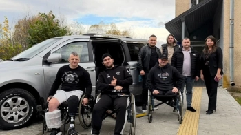 Благодійники з Британії передали інклюзивний автомобіль для лікарні в Моршині