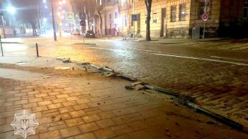 Вночі у Львові п’яний водій збив шість металевих стовпчиків