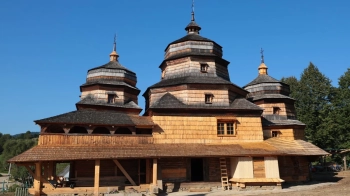 У селі Ісаї на Самбірщині триває відновлення унікальних розписів 19 століття у старовинні дерев’яній церкві