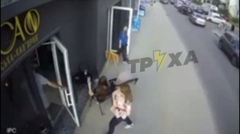 Дитину підкинуло: з’явилось відео ДТП у Винниках, під машину вибігла малолітня дитина