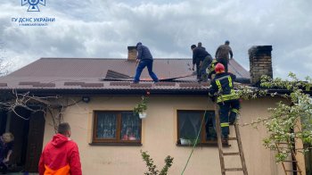 Пожежники гасять загоряння