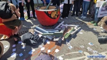 У Польщі влаштували перформанс з російською матрьошкою