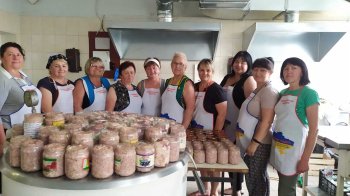 Понад півтори тонни вареників: "Конюхівські ґаздині" зі Львівщини готують страви для захисників
