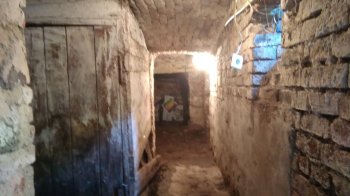 Прийшли і просто порозклеювали написи «УКРИТТЯ»: у Львові скаржаться на неналежну перевірку сховищ