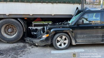 У Львові водія Jeep оштрафували за пʼяну ДТП з припаркованою фурою