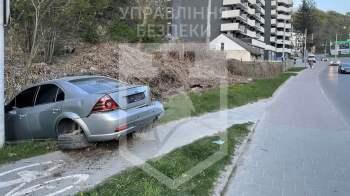 На шаленій швидкості «злетів» на узбіччя: у Львові сталася ДТП (відео)