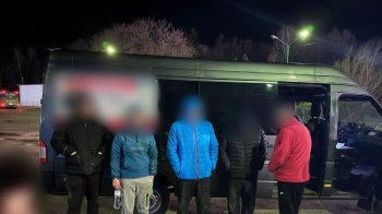 На Львівщині група ухилянтів намагалась потрапити за кордон у тайнику мікроавтобуса