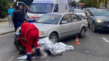 У Львові жінку збив Volkswagen: від удару її відкинуло під друге авто