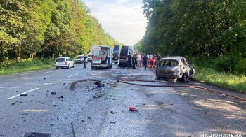 Виїхав на зустрічну смугу: на Хмельниччині сталася смертельна потрійна автотроща