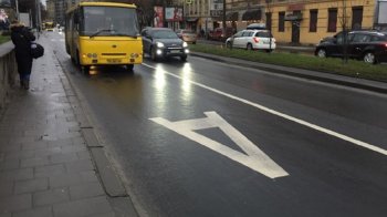 Водіям мотоциклів і мопедів дозволили їздити смугами громадського транспорту