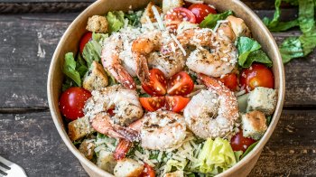 Ресторанний салат “Цезар” з креветками за 15 хвилин: детальний рецепт