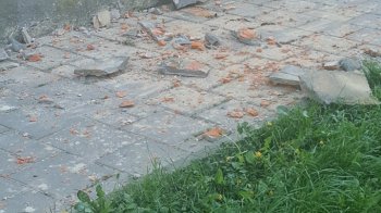 Цегла та штукатурка летять на голову: львів’яни поскаржились на небезпечний будинок у Франківському районі