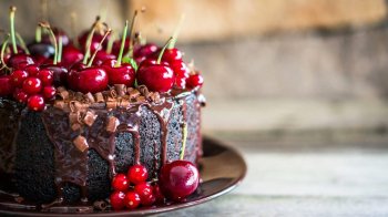 Класичний торт «П’яна вишня» зі свіжими вишнями на згущеному молоці