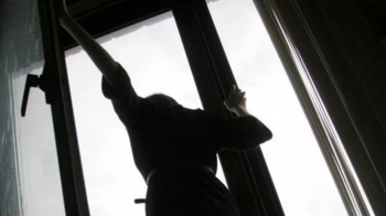 У Шептицькому 53-річна жінка послизнулася на балконі і випала з дев’ятого поверху