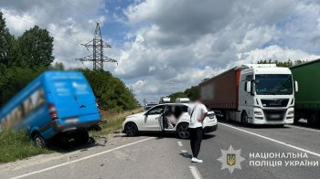 У масштабній ДТП біля Львова травмувались двоє людей