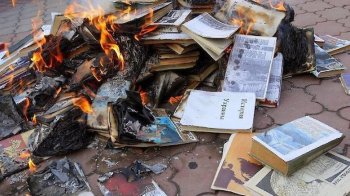 На Донеччині російські загарбники воюють з бібліотеками, нищать всі українські книжки
