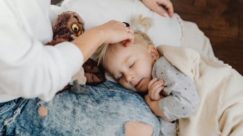 Відключення світла взимку: безпечні способи зігріти дитину вдома