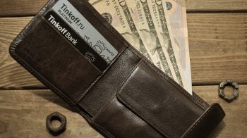 Львівські патрульні повернули чоловіку чималу суму грошей, які той згубив на блокпості