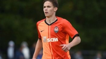 20-річний футболіст продає чемпіонську медаль: збирає гроші для армії