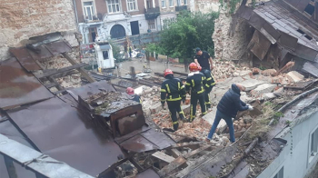 У Львові обвалилась будівля, рятувальники знайшли тіло чоловіка